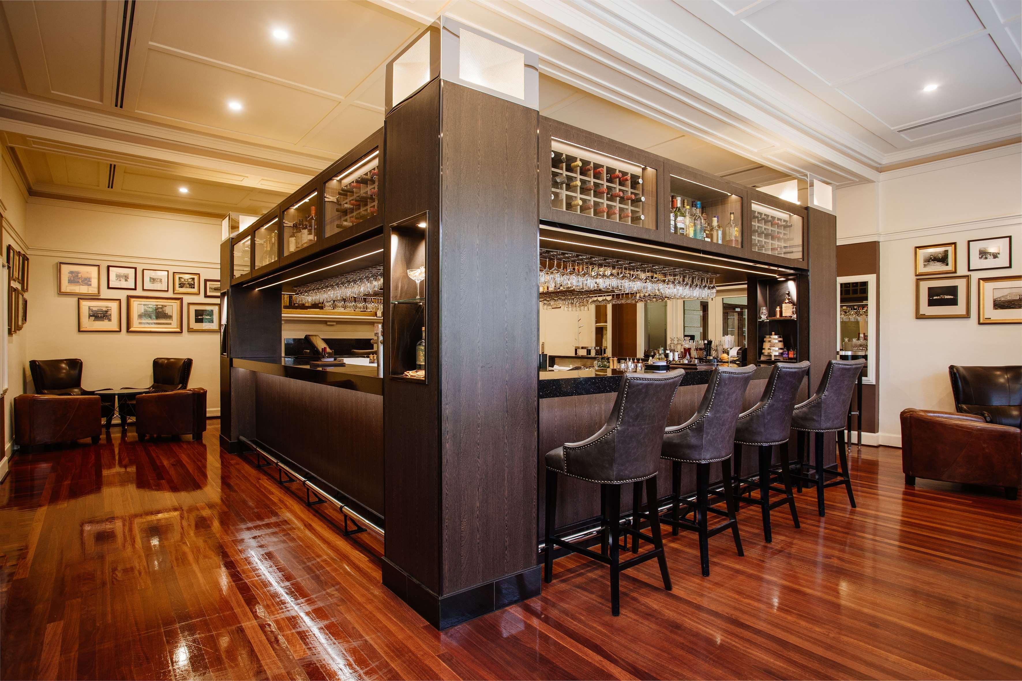 Hyatt Hotel Canberra - A Park Hyatt Hotel Zewnętrze zdjęcie The bar at the Qantas International Lounge