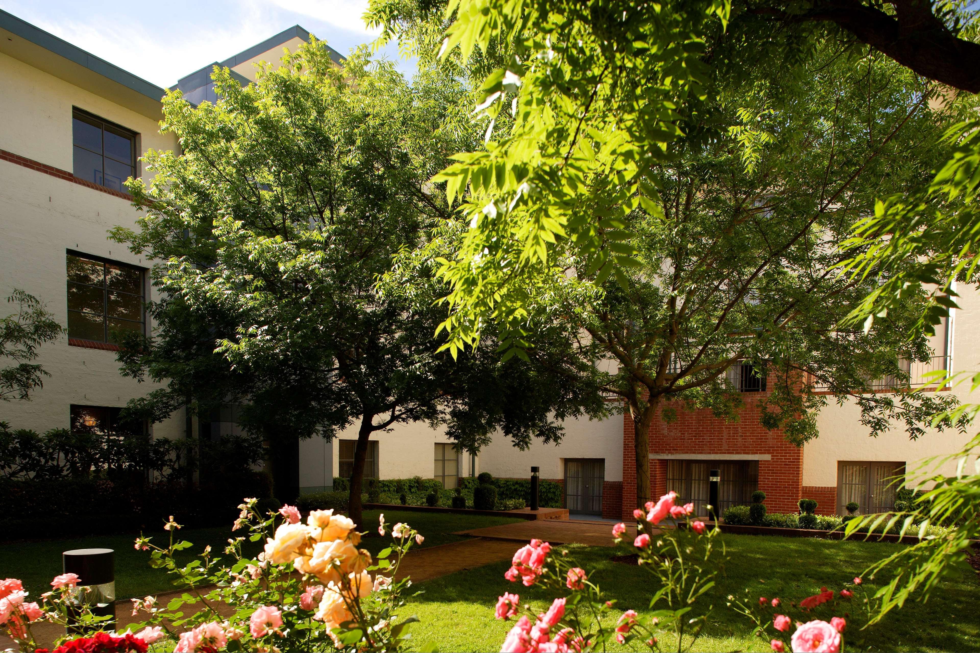 Hyatt Hotel Canberra - A Park Hyatt Hotel Zewnętrze zdjęcie The courtyard of the school