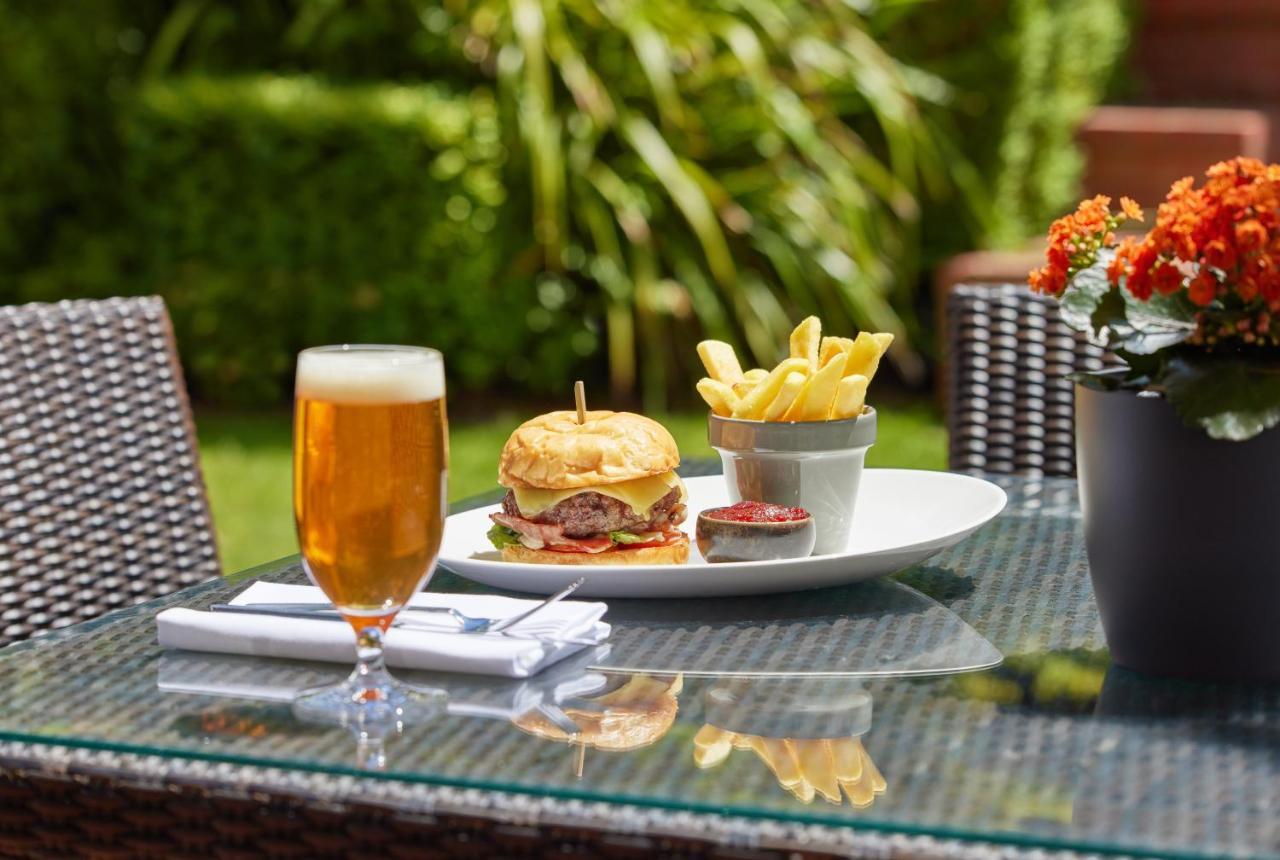 Hyatt Hotel Canberra - A Park Hyatt Hotel Zewnętrze zdjęcie A burger and chips served with a beer