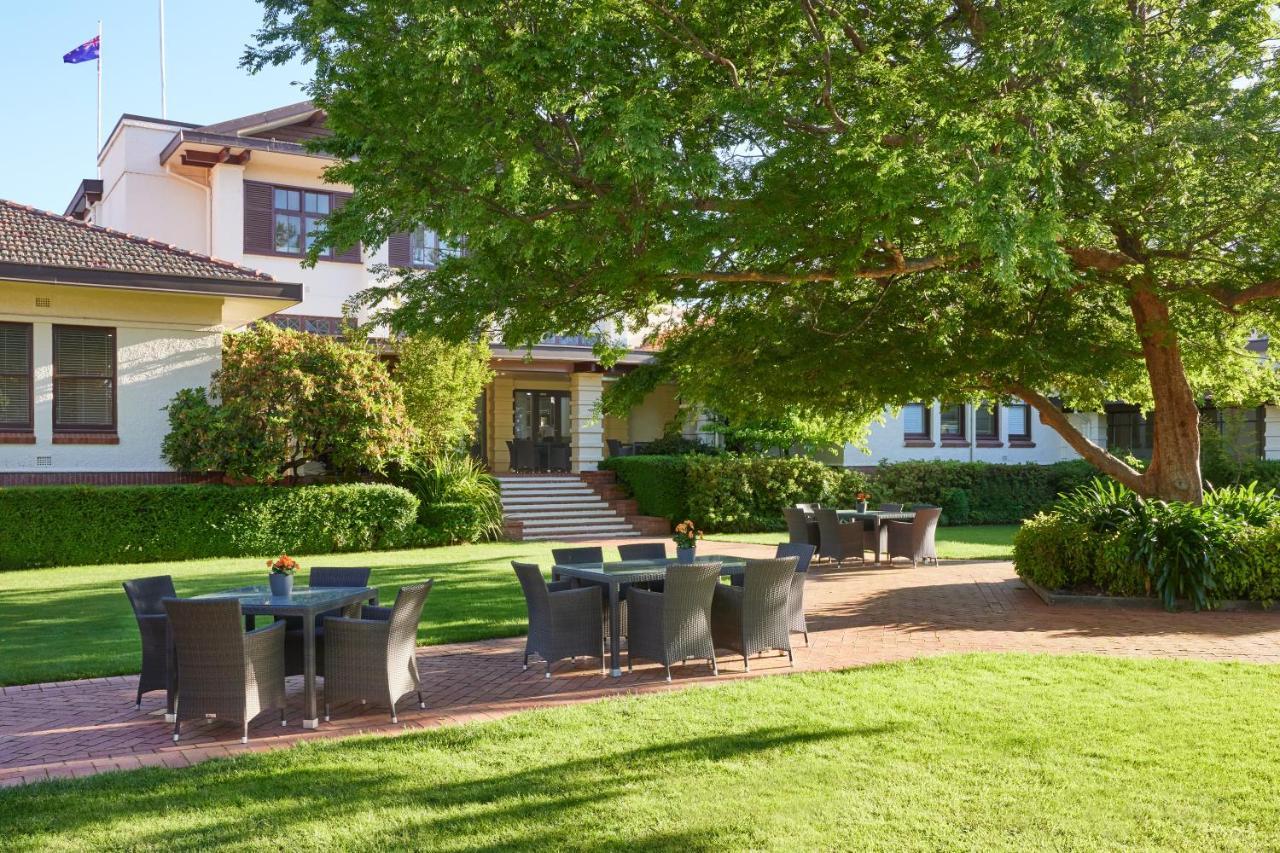 Hyatt Hotel Canberra - A Park Hyatt Hotel Zewnętrze zdjęcie The grounds of the Governor's residence