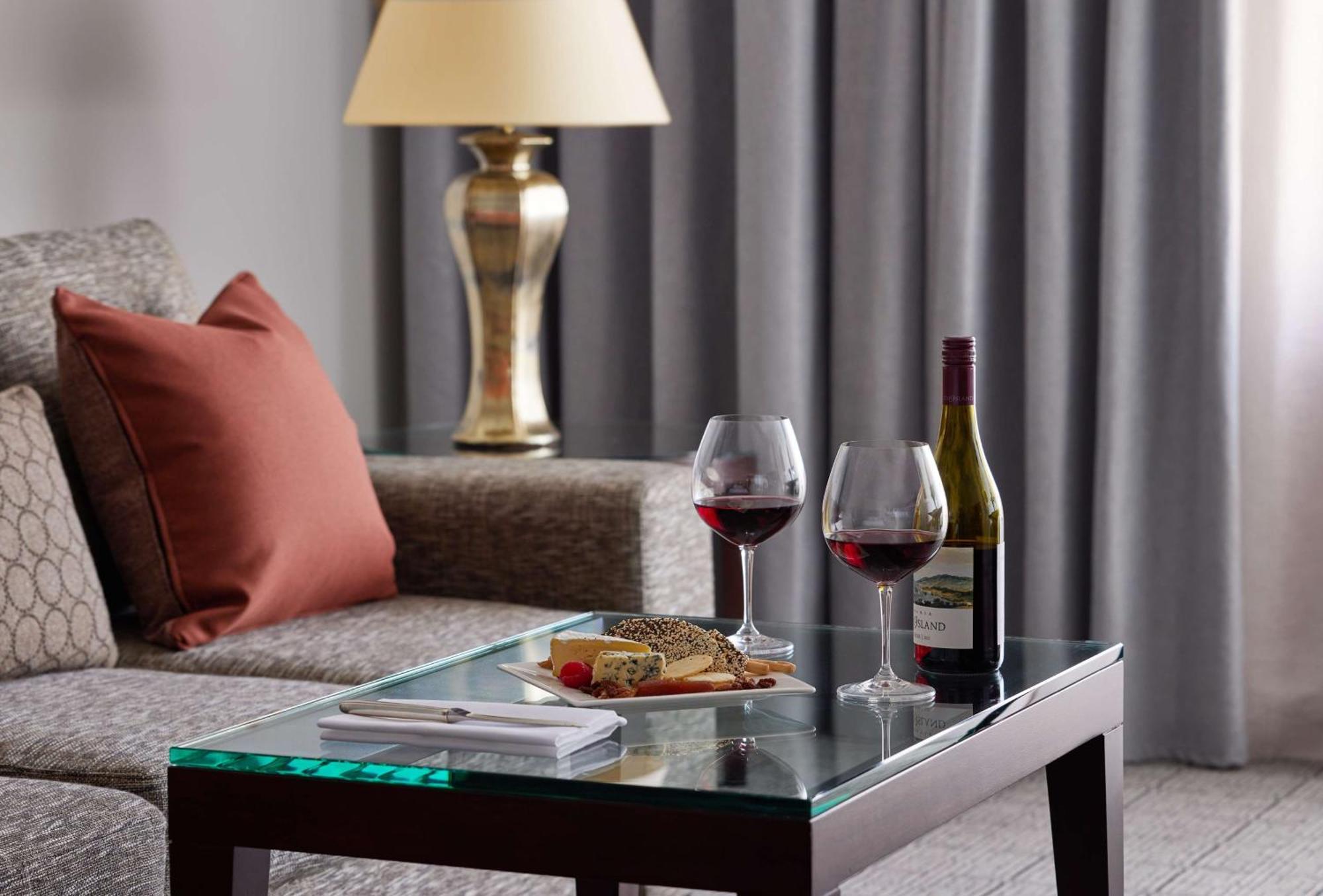 Hyatt Hotel Canberra - A Park Hyatt Hotel Zewnętrze zdjęcie A wine table